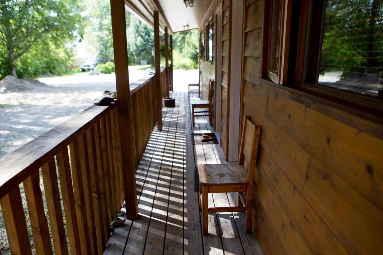 Skeena River House Bed & Breakfast Terrace Exterior foto
